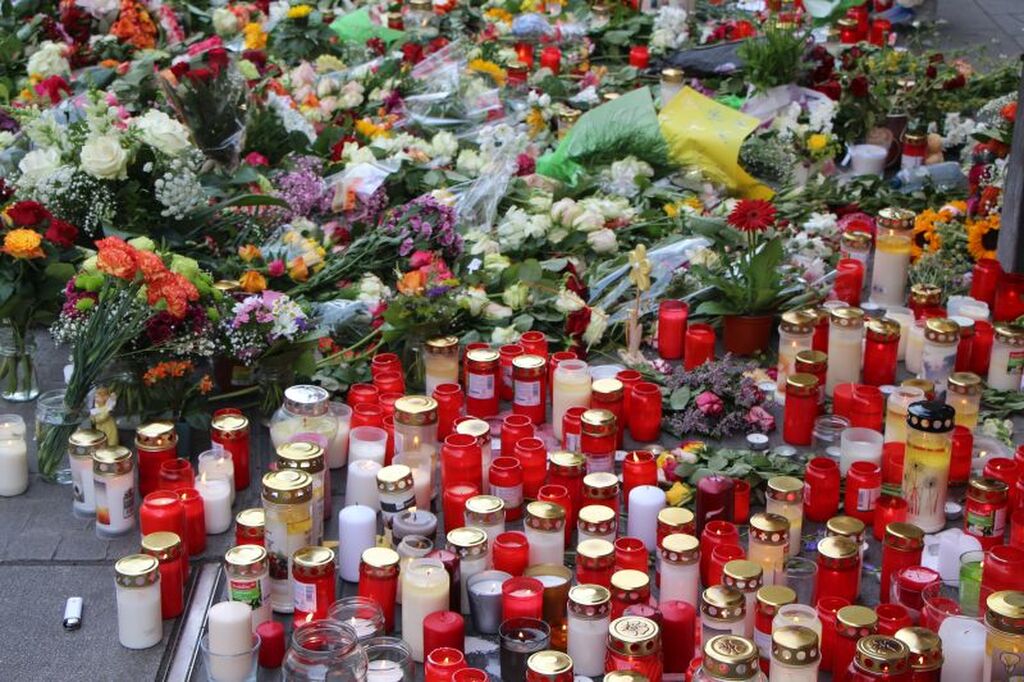 Flors, espelmes i una pregària en memòria de les víctimes de Würzburg
